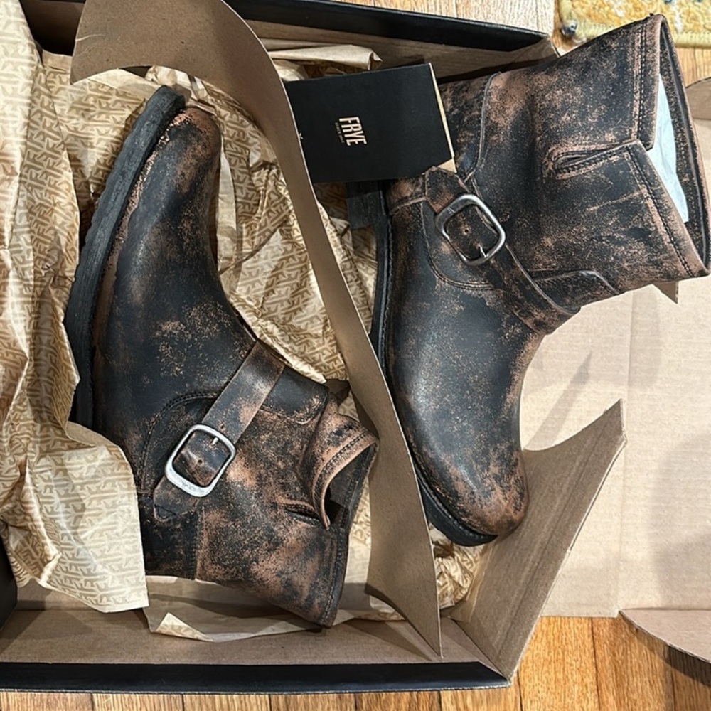 🖤FRYE Veronica Short Bootie Black Distressed🖤